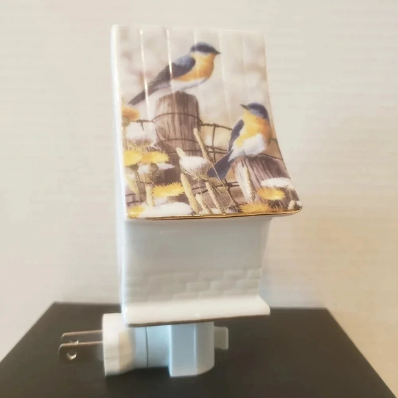 Royal Elfreda Fine Porcelain Mini Birdhouse Night Light . - Picture 2 of 7